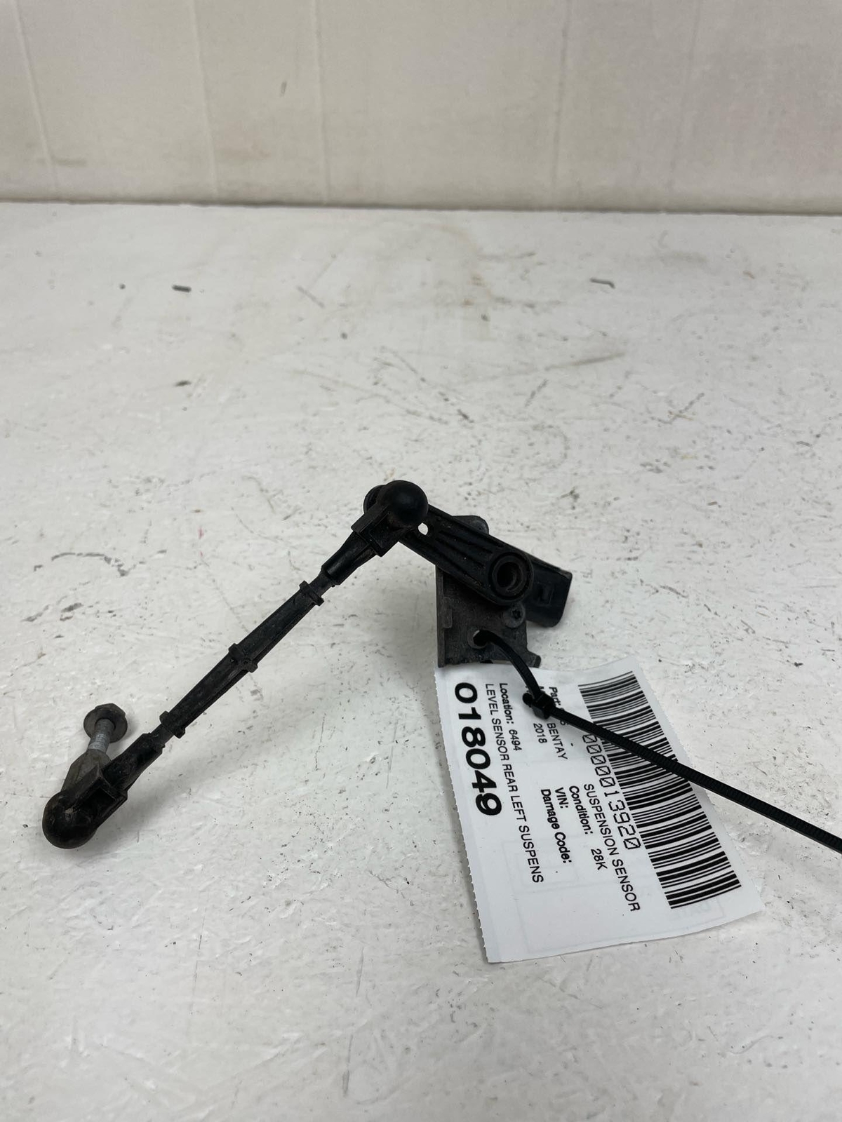 2016-2020 BENTLEY BENTAYGA LEVEL SENSOR REAR LEFT SUSPENSION AIR PLUG 4M0941310H