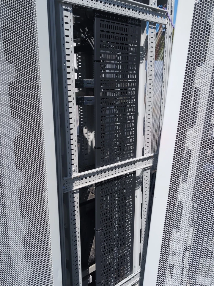 Rittal Server Rack Cabinet 800mm Wide With Inserts And Some Electrical Component - Image 2 of 4