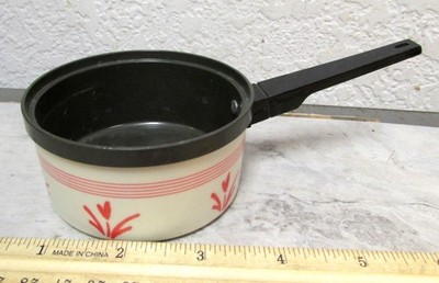 vintage Chilton Globe Toys plastic & metal kitchen pot childs mini play set