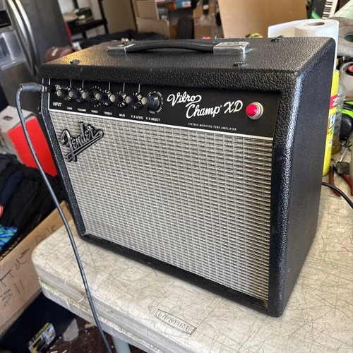 Fender Vibro Champ XD Tube Hybrid Tube w/Effects Guitar Combo Amplifier Exellent
