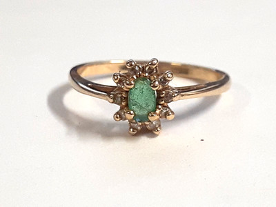 (RI4) 14k Gelbgold Smaragd Diamant Ring (0,10 ctw) 2,1 Gramm (Größe 6,75)