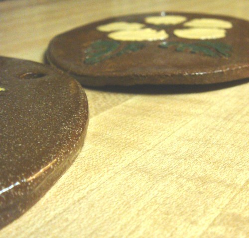 3 Signed & Dated HANDCRAFTED CLAY POTTERY FLORAL PIECES - 2 Plaques & a Coaster - Picture 9 of 11