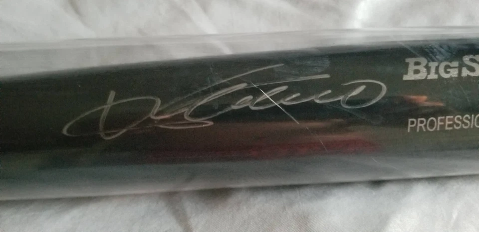 Autographed Vladimir Guerrero Black Big Stick Rawlings BAT  PSA/DNA C43885 - Image 2 of 4