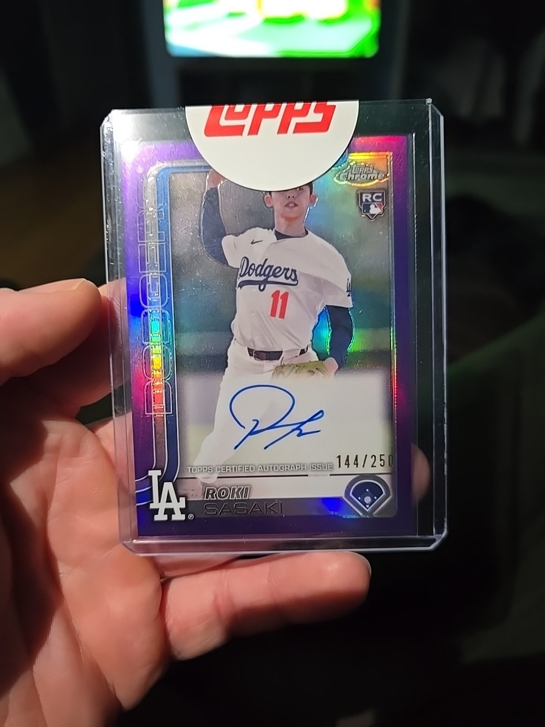 2025 Topps Chrome - Rookie Autographs Roki Sasaki Purple Refractor /250 (AU, RC)
