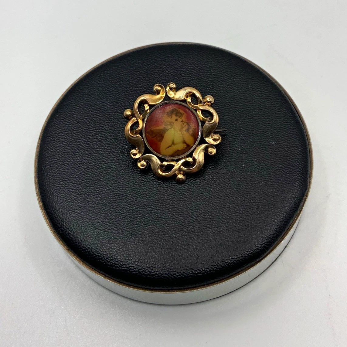 Goldfarbene Metall-Brosche rund mit Ornament-Fassung & 1 Cabochon-Stein