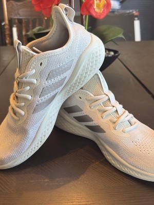 Estas son las zapatillas de running Adidas Fluidflow 2.0 en color blanco Y Crema