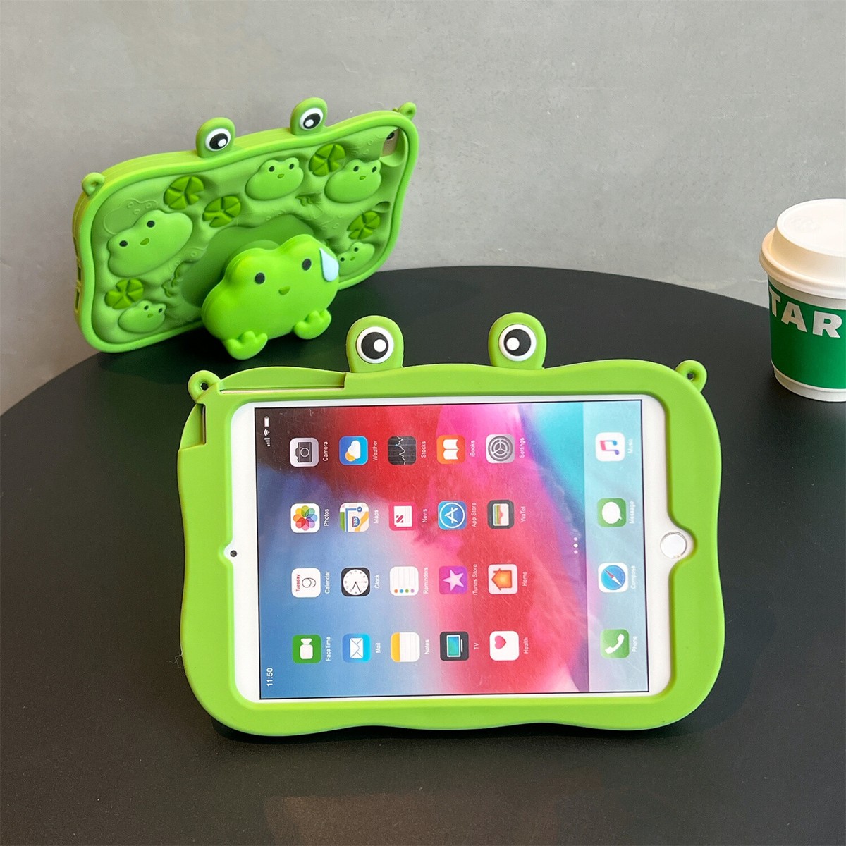 あき　カエルタブレットケース For iPad 10.9