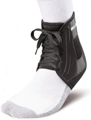 Mueller Sport Care Adult Unisex  Black Maximum Support Soccer Ankle Brace NWT