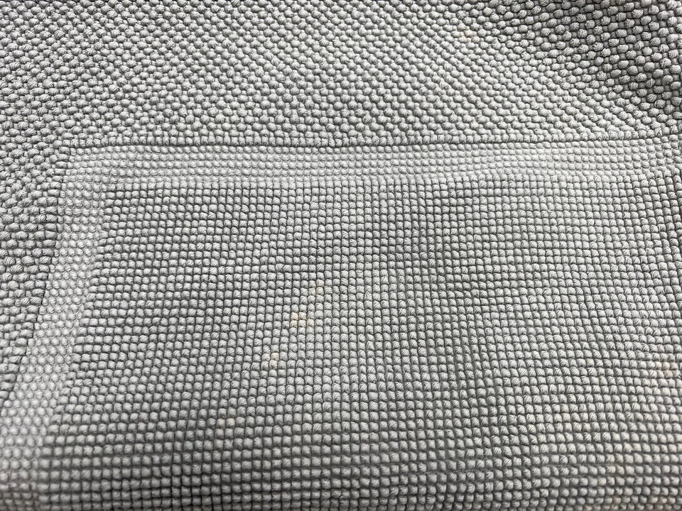 Tapete de banho Yves Delorme Eden cinza algodão de Portugal 24x35” usado com defeitos - Imagem 2 de 4