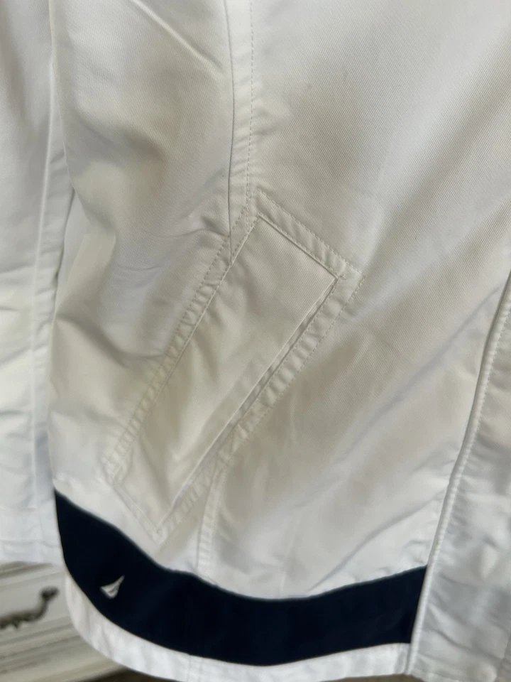 Cortavientos con capucha para mujer Nautica blanca/azul marino (L)(NUEVA SIN ETIQUETAS) Foto 3 de 4