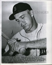 1952 Harvey Kuenn Detroit Tigers Shortstop Inspects Batting Grip 10X8 Wirephoto