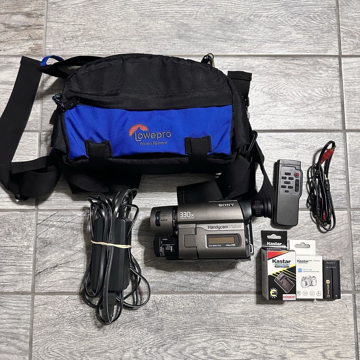 Sony CCD-TRV46 Hi8 Cassette Handycam Vision Camcorder W/Bag
