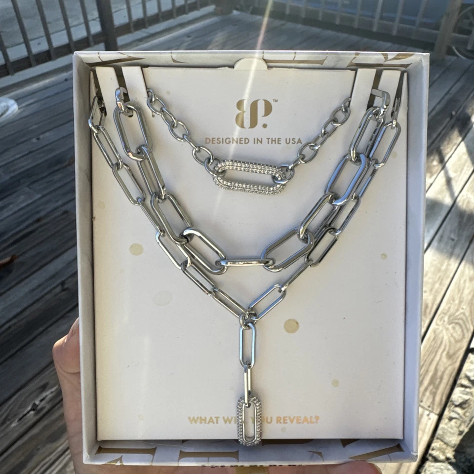 Collar Bomb Party: Capas de lujo 2025, NK20449 "Clips of Glam" Foto 3 de 4