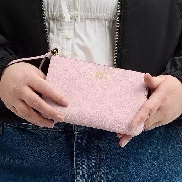 Bracciale Coach con zip angolare nuovo con etichette in tela firmato CAQ75 IM rosa cipria