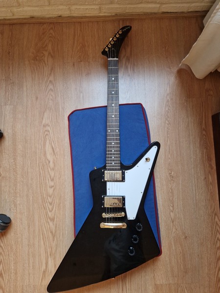 Epiphone ’58 Korina Explorer Limited 2010 Black + Hard Case Thomann