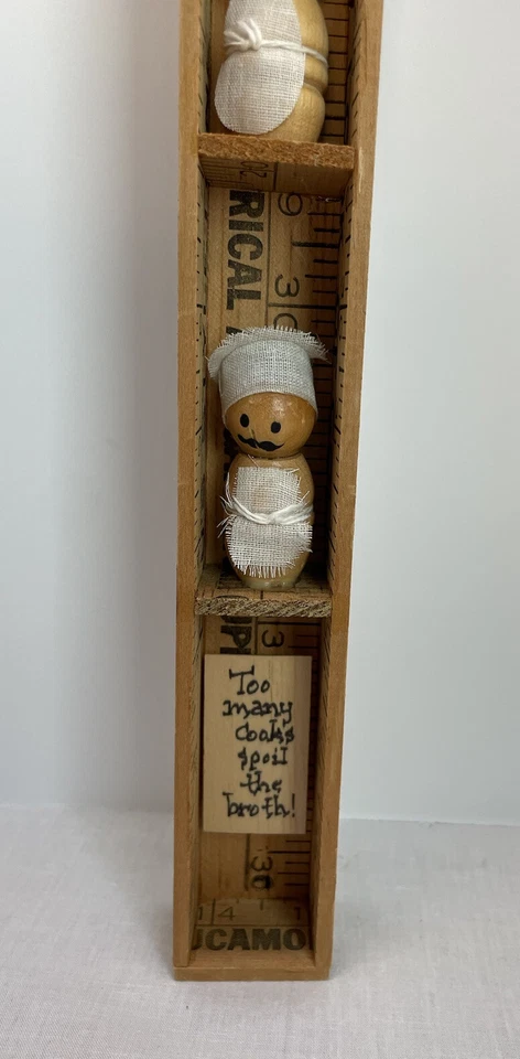 Estante de curiosidades vintage “demasiados cocineros” hecho de reglas cocina retro Foto 4 de 4