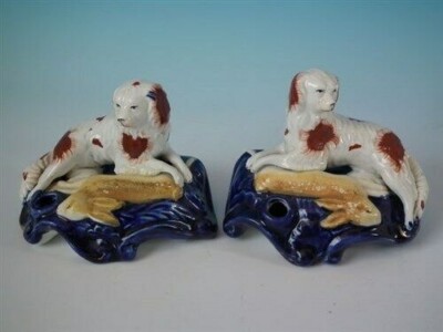 Paar Staffordshire Spaniels Mit Hasen Tintenfässern Figurine