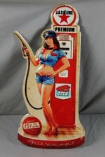 grande insegna vintage in latta - PIN UP Girl alla stazione di servizio benzina - cm 60x27 circa.