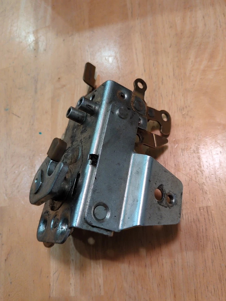 Pestillo delantero izquierdo bmw 635csi (E24) 51 21 1 883 997  Foto 2 de 4