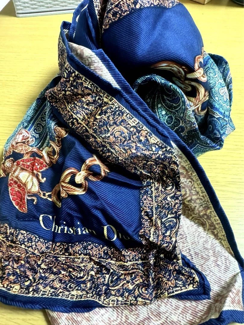 Christian Dior Foulard Carré Motif Luxueux Accessoire Mode Haute Qualité