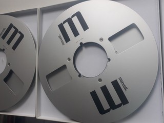 2 x Maxell Alu Nab Spule Leerspulen in Darklab Archivbox Top