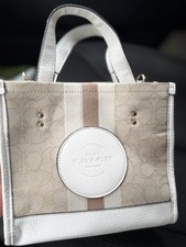 Borsa Coach Dempsey piccola logo avorio/beige a scatto, foderata, tasche, borchie