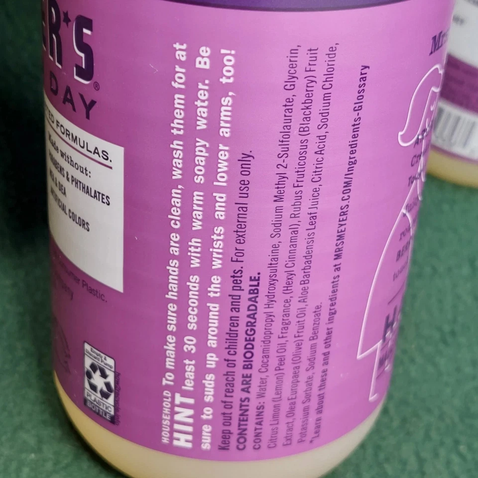 Jabón de manos líquido Mrs. Meyer's Clean Day ciruela baya 12,5 fl oz. (Pack de 2) Foto 3 de 3