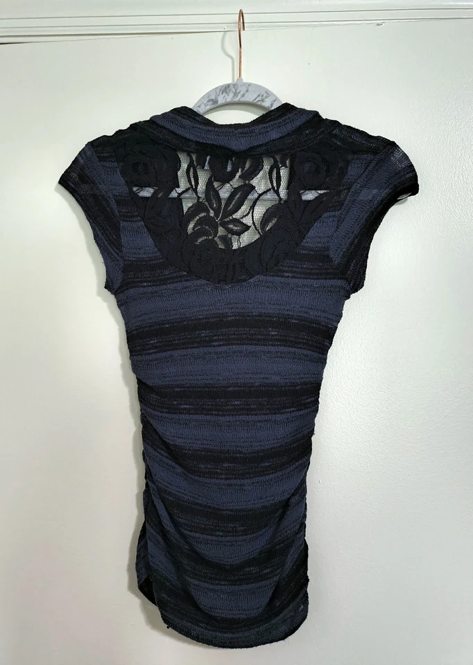 Blusa Suéter IZ Byer Y2k Junior Pequeña Rayas Ajustada Manga Corta Capas Foto 2 de 3