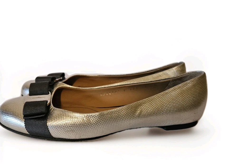 Salvatore Ferragamo Varina arco plano plata 7 B Foto 3 de 4