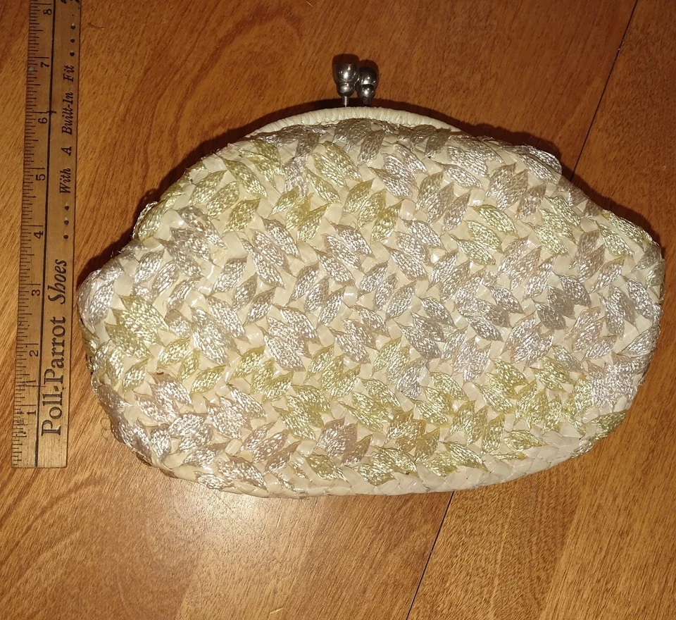 Cartera sin asas Walborg Italia tejida de paja de rafia beige pastel forrada de satén Foto 3 de 4