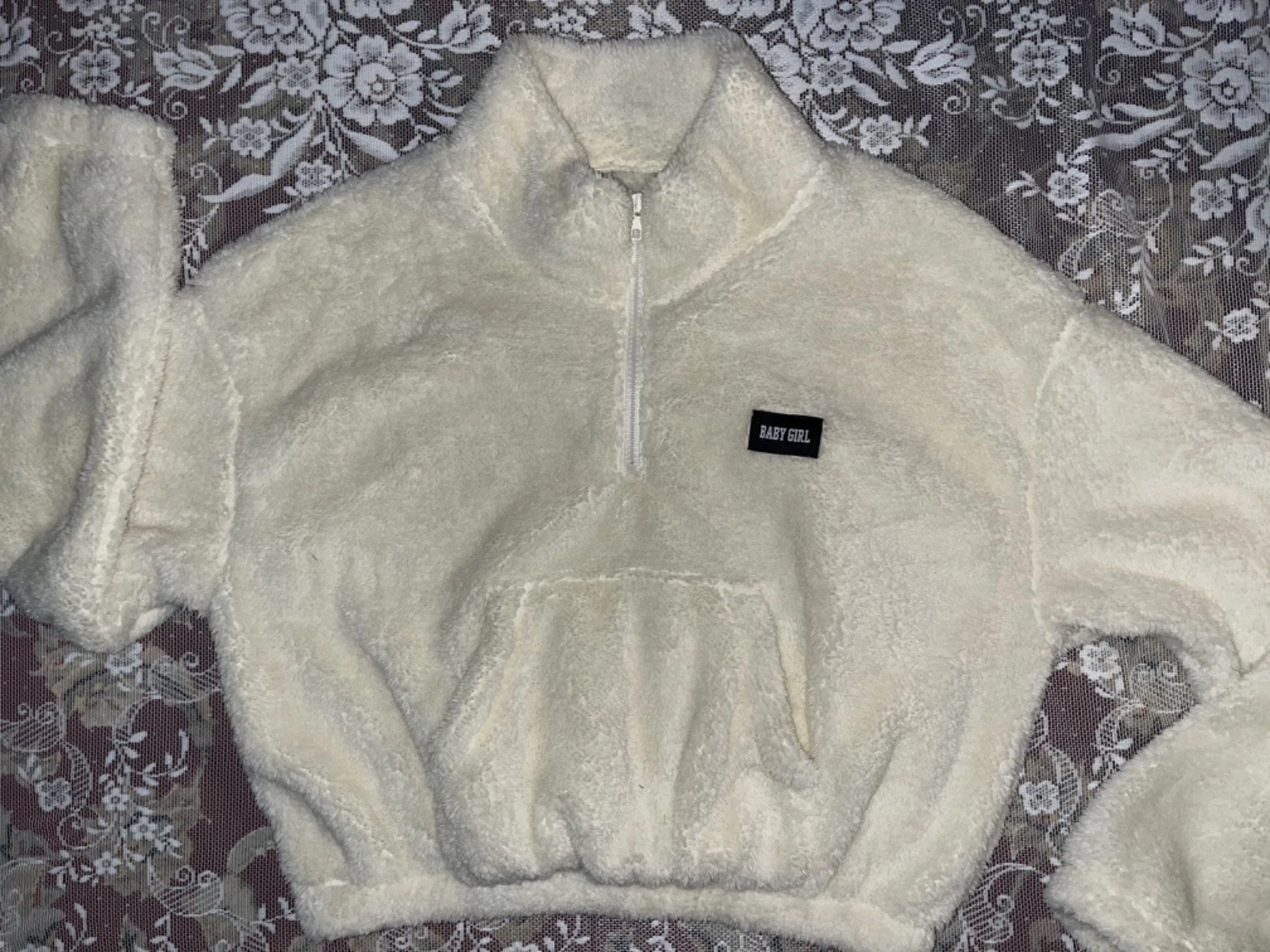 OFF WHITE Felpa maglione nuovo senza etichette senza marchio Fuzzy morbida cropped dice 'Baby Girl' mezza zip L