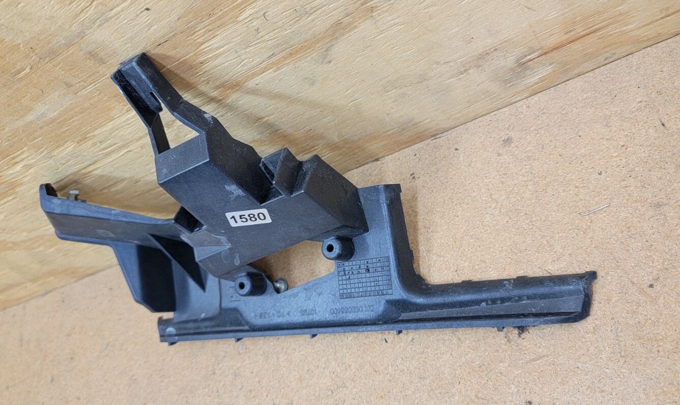 2008 - 2012 MASERATI GRANTURISMO FRONT LEFT HEADLIGHT WASHER BRACKET 080056400