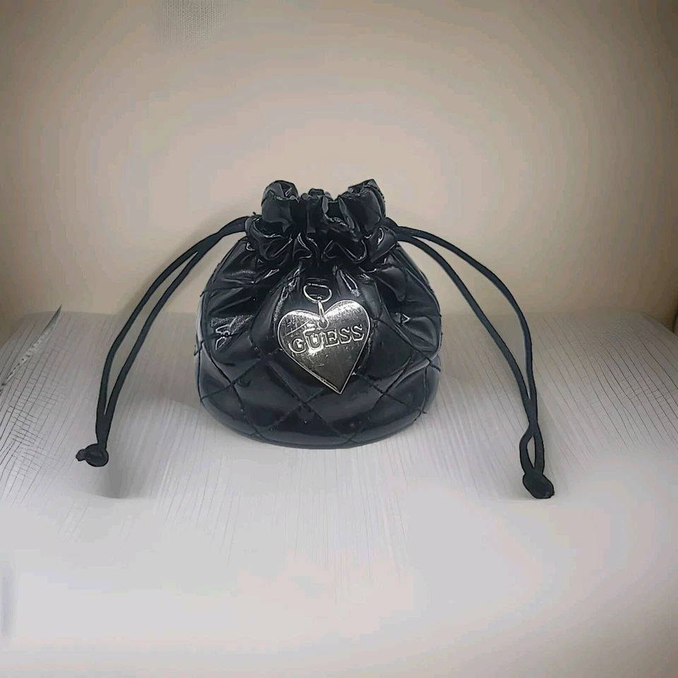 Guess Acolchado Negro y Plata Corazón Imitación Cuero Cordón Joyería Reloj Bolsa Foto 4 de 4