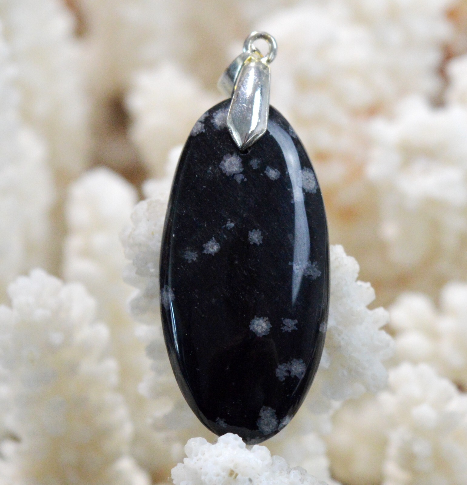 Obsidienne flocon pendentif de 30 carats en pierre naturelle pour l'harmonie intérieure