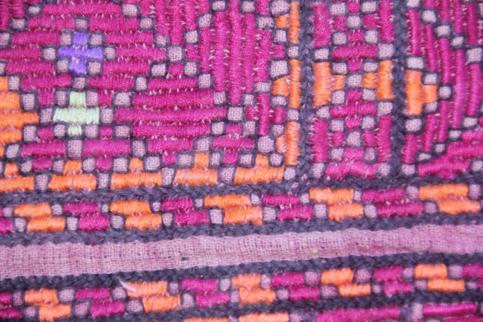 Fragment de tissu brodé. 22.5 x 21.5 cm (broderie non terminée) - Photo 2/3