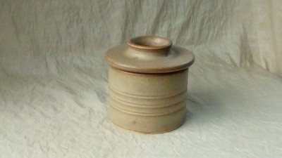 WASSERBUTTERDOSE AUS LACKIERTEM STEINZEUG *