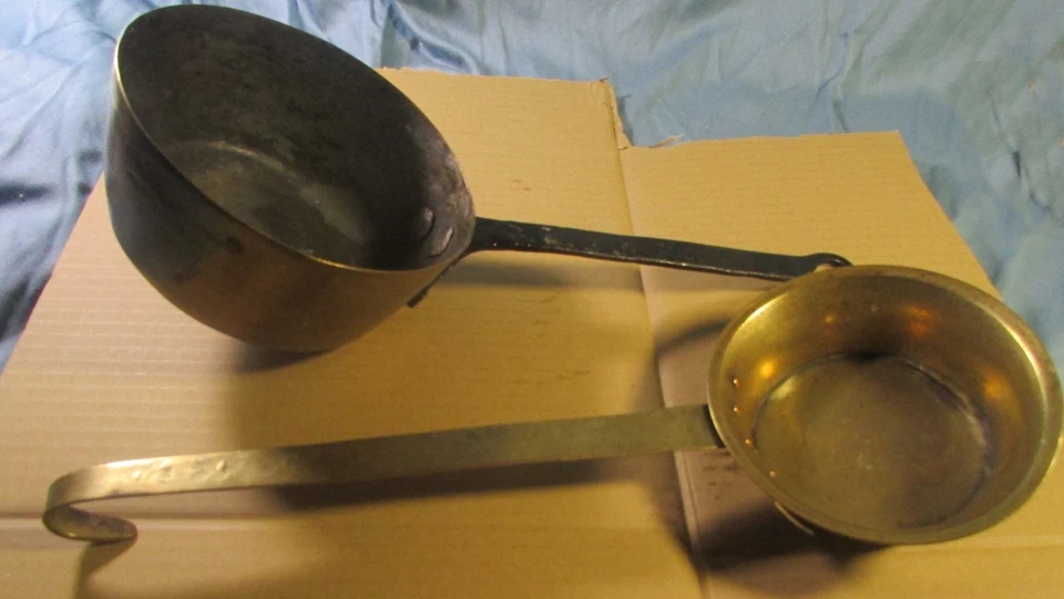 Pour la déco: Ancienne casserole en cuivre et louche à eau en laiton - Photo 4/4