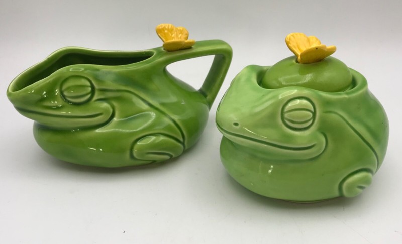 VINTAGE ENESCO CERAMIC GREEN FROG AND YELLOW BUTTERFLY CREAMER & SUGAR ~ JAPAN
