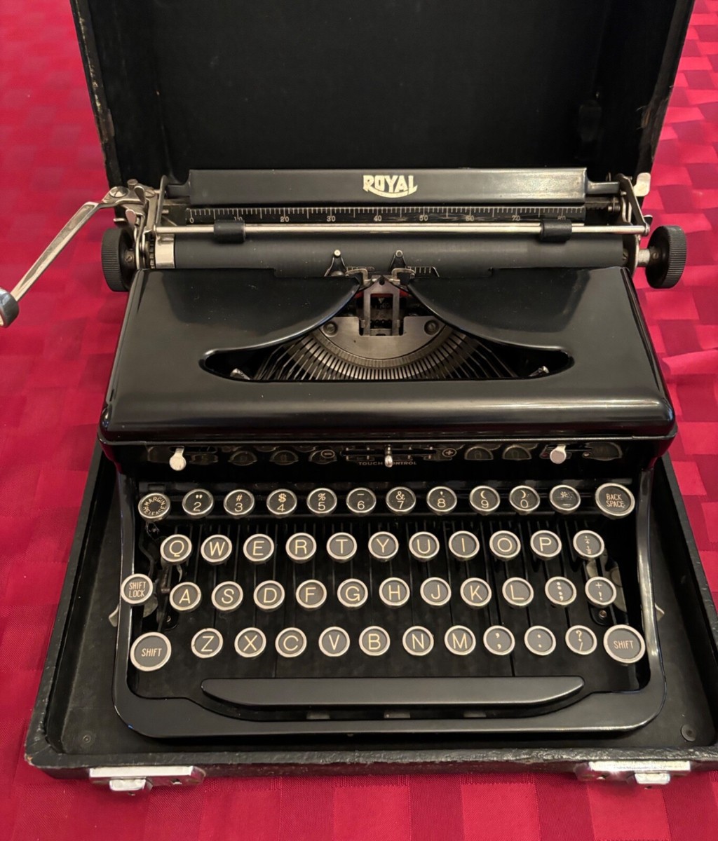 Royal Typewriter Portable with Case / pre:1950s/ Case about
