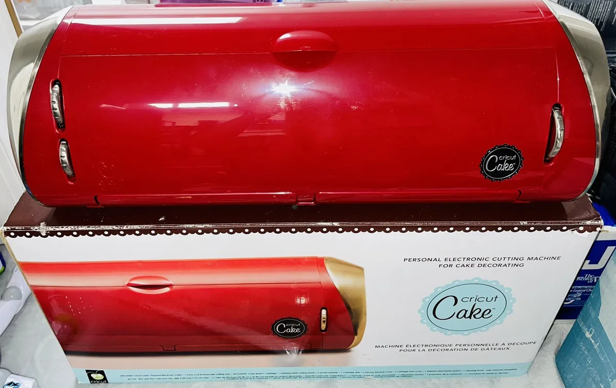 Cricut Cake CCA001 Electronic Cutting Machine for Cake Decorating + Extras