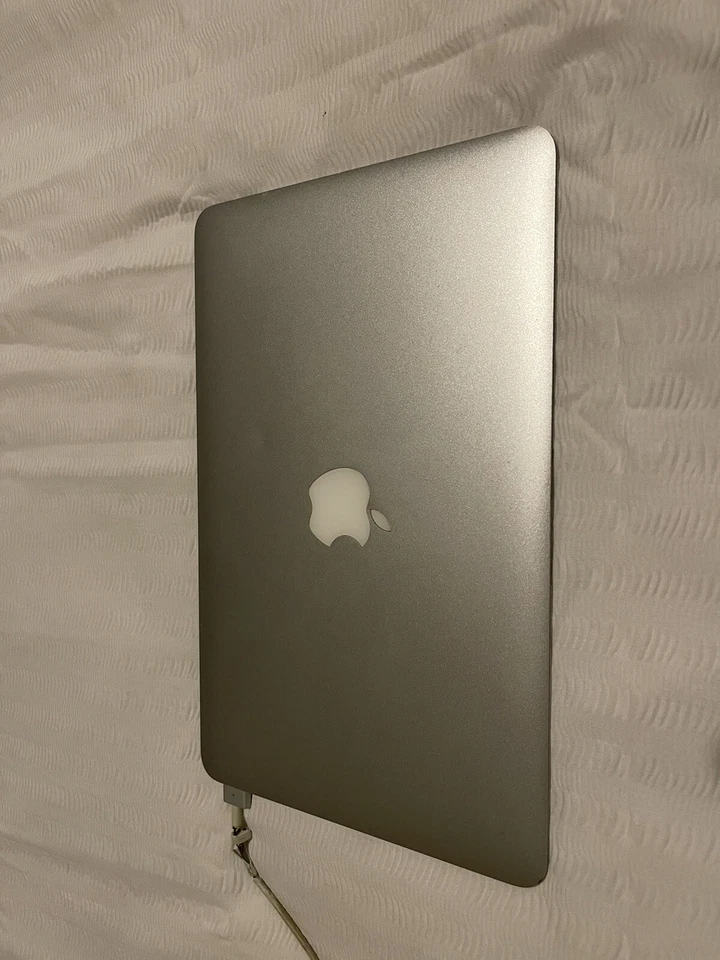 Apple MacBook Air 11" i5 @ 1.7GHz 4GB 64GB SSD A1465 2013 - Sign Of Wear See Pic - Image 2 of 4