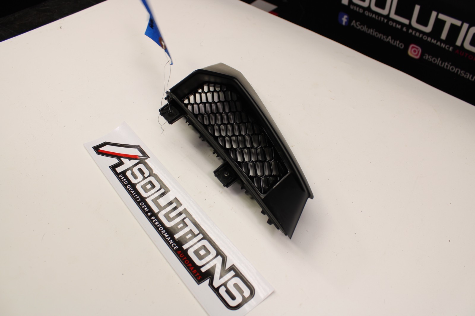 LAMBORGHINI HURACAN LP610 RIGHT SIDE RH FENDER INNER GRILL MOLDING OEM  4T080768