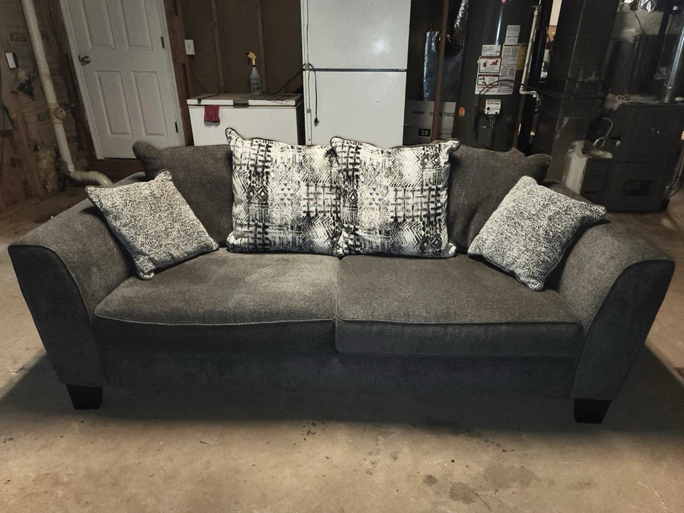 Sofá pequeño $300 habitaciones 2 Go - Cojines reversibles ¡Perfecto estado! Apenas usado Foto 2 de 4