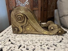 Italian Baroque Style Carved Scrolled Acanthus Leaf Wall Gold Tone Sconce Shelf