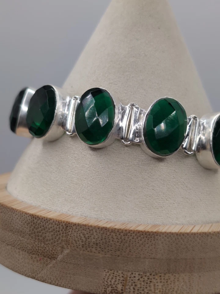 Hermosa pulsera de tenis simulante de piedras preciosas esmeralda enchapada en plata de ley Foto 4 de 4