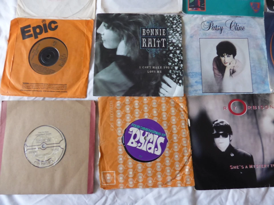 Lot: 30 X COUNTRY ROCK 7" VINYL -BONNIE RAITT/BYRDS/REM/ORBISON/OUTLAWS/COODER - Image 2 of 4