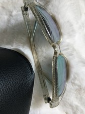 Coole GUESS Sonnenbrille in angesagten, transparenten Look; mit Box und Tuch