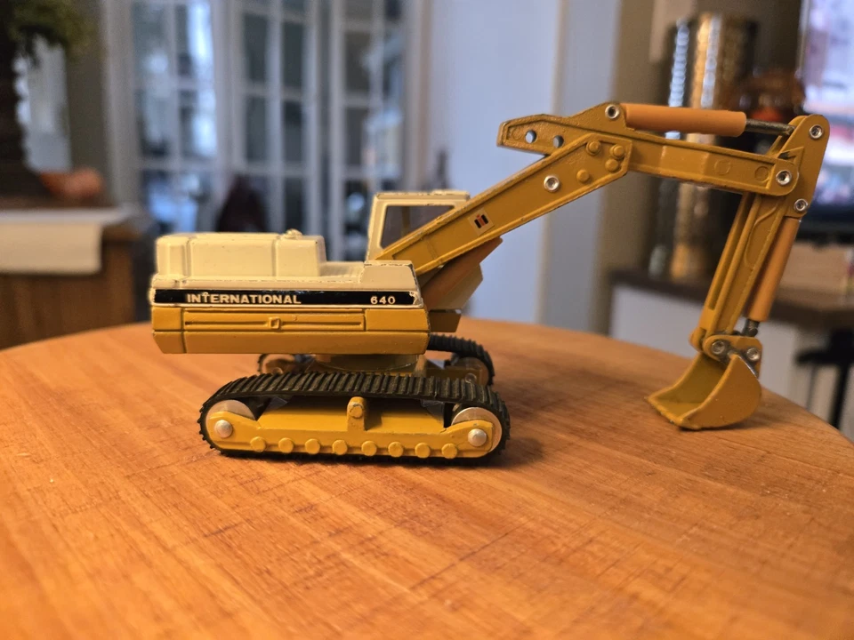 Excavadora ERTL Mighty Movers - No. 1854 - Trackhoe - IH 640 Foto 2 de 3