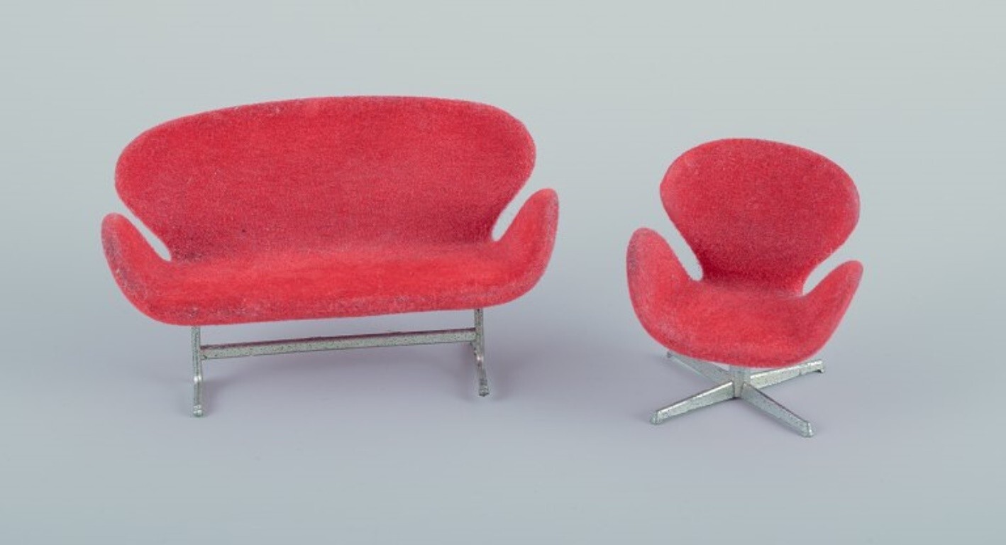 Miniaturas de la silla y sofá "Swan" en tela roja, diseñado por Arne Jacobsen