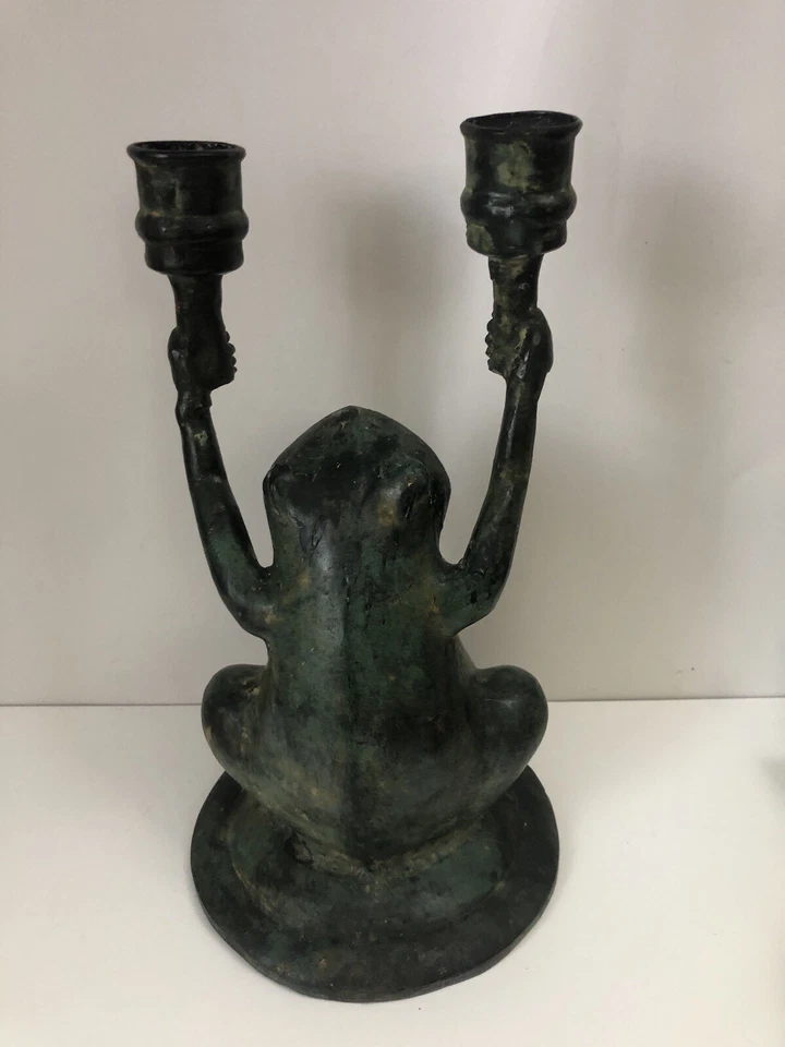 Candelabro figurativo de rana de metal patinado Verdigris rústico Foto 2 de 4